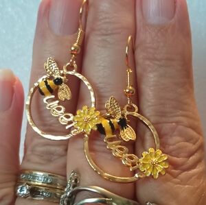 🎄Queen Bee Dangle Earrings